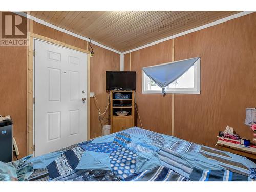 10736 Pinecrest Road, Vernon, BC - Indoor Photo Showing Bedroom