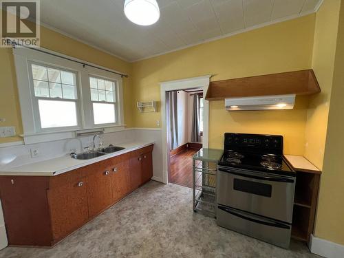 1380 Lookout  Street, Trail, BC - Indoor Photo Showing Kitchen With Double Sink