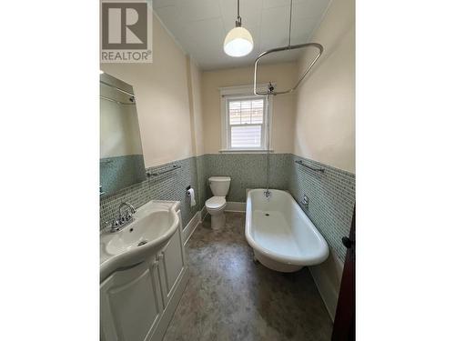 1380 Lookout  Street, Trail, BC - Indoor Photo Showing Bathroom