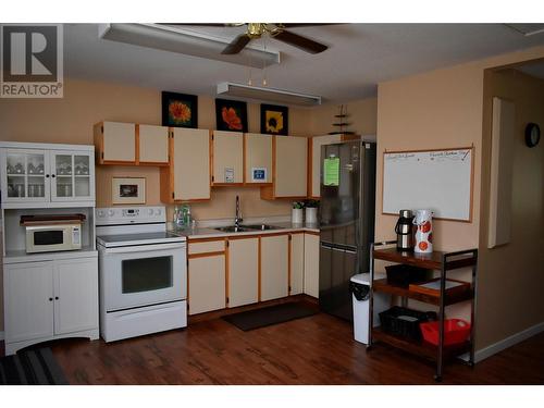 1400 14 Avenue Unit# 1, Vernon, BC - Indoor Photo Showing Kitchen With Double Sink