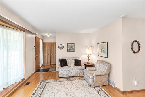 14 Calvert Avenue, Hamilton, ON - Indoor Photo Showing Living Room