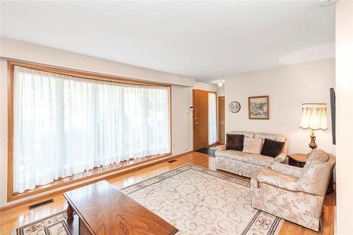 14 Calvert Avenue, Hamilton, ON - Indoor Photo Showing Living Room