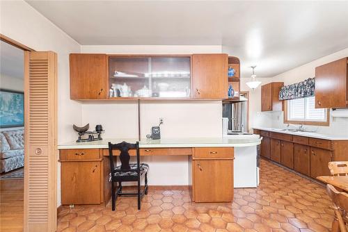 14 Calvert Avenue, Hamilton, ON - Indoor Photo Showing Kitchen