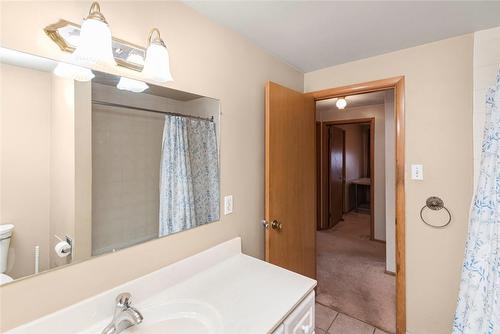 14 Calvert Avenue, Hamilton, ON - Indoor Photo Showing Bathroom