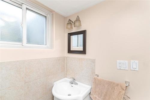 14 Calvert Avenue, Hamilton, ON - Indoor Photo Showing Bathroom