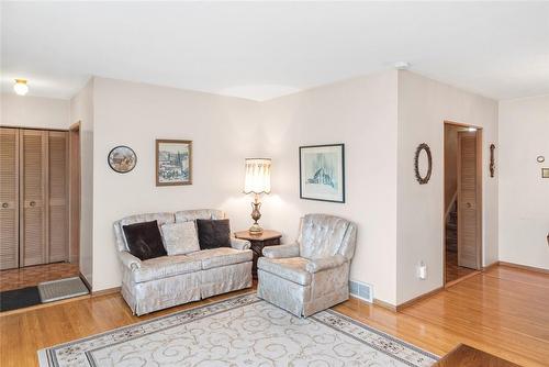 14 Calvert Avenue, Hamilton, ON - Indoor Photo Showing Living Room