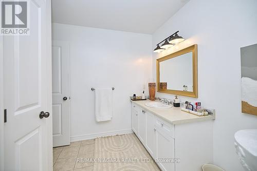 114 Wallace Avenue S, Welland, ON - Indoor Photo Showing Bathroom