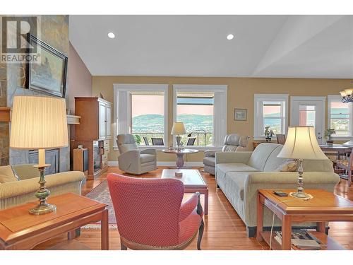 1625 Merlot Drive, West Kelowna, BC - Indoor Photo Showing Living Room