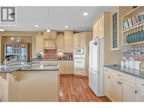 1625 Merlot Drive, West Kelowna, BC - Indoor Photo Showing Kitchen With Upgraded Kitchen