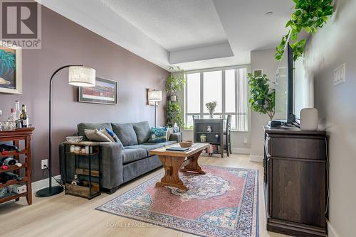 2611 - 6 Eva Road, Toronto (Etobicoke West Mall), ON - Indoor Photo Showing Living Room