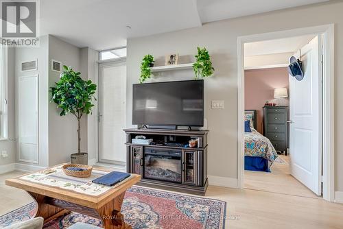 2611 - 6 Eva Road, Toronto (Etobicoke West Mall), ON - Indoor Photo Showing Living Room