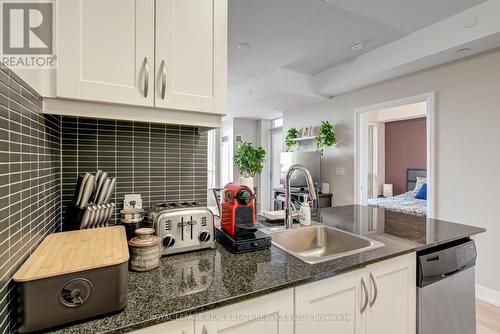 2611 - 6 Eva Road, Toronto (Etobicoke West Mall), ON - Indoor Photo Showing Kitchen