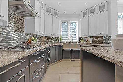 5646 Roseville Court, Burlington, ON - Indoor Photo Showing Kitchen With Upgraded Kitchen