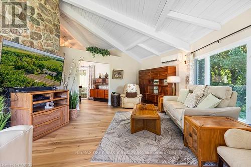 15 Isthmus Bay Road, Northern Bruce Peninsula, ON - Indoor Photo Showing Living Room