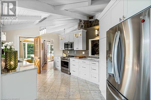 15 Isthmus Bay Road, Northern Bruce Peninsula, ON - Indoor Photo Showing Kitchen With Upgraded Kitchen