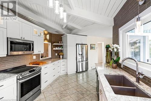 15 Isthmus Bay Road, Northern Bruce Peninsula, ON - Indoor Photo Showing Kitchen With Double Sink With Upgraded Kitchen