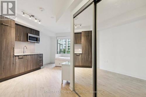 301W - 27 Bathurst Street, Toronto (Waterfront Communities), ON - Indoor Photo Showing Kitchen