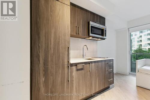 301W - 27 Bathurst Street, Toronto (Waterfront Communities), ON - Indoor Photo Showing Kitchen