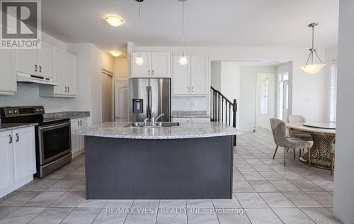 2 Redfern Street, Brampton, ON - Indoor Photo Showing Kitchen With Upgraded Kitchen