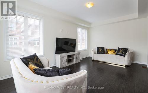 2 Redfern Street, Brampton, ON - Indoor Photo Showing Living Room