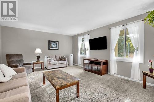 14 Conway Court, Zorra (Thamesford), ON - Indoor Photo Showing Living Room