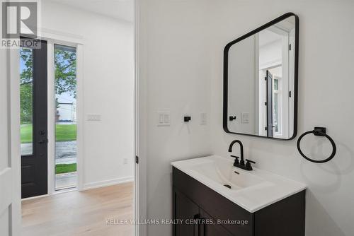 24 Market Street, Georgina, ON - Indoor Photo Showing Bathroom