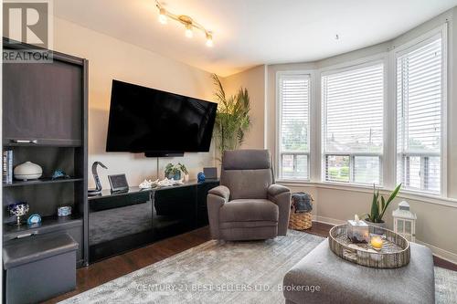 1281 Weston Road, Toronto (Mount Dennis), ON - Indoor Photo Showing Living Room