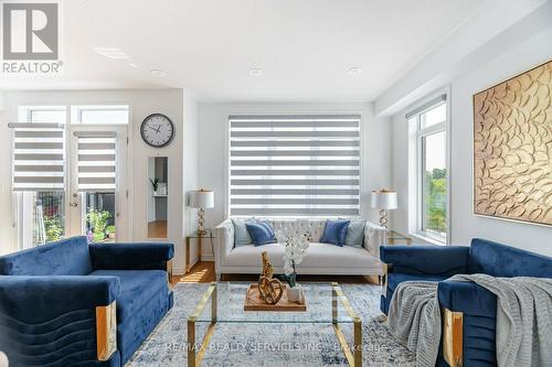 2 Waterville Way, Caledon, ON - Indoor Photo Showing Living Room