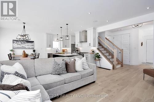 2243 Evans Boulevard, London, ON - Indoor Photo Showing Living Room