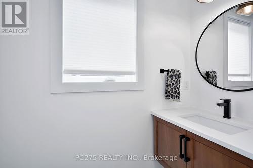 2243 Evans Boulevard, London, ON - Indoor Photo Showing Bathroom