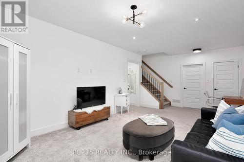 2243 Evans Boulevard, London, ON - Indoor Photo Showing Living Room