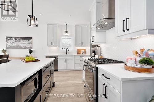 2243 Evans Boulevard, London, ON - Indoor Photo Showing Kitchen With Upgraded Kitchen