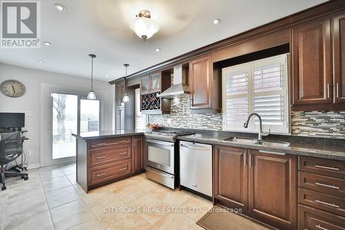 4541 Full Moon Circle, Mississauga (Hurontario), ON - Indoor Photo Showing Kitchen With Double Sink With Upgraded Kitchen