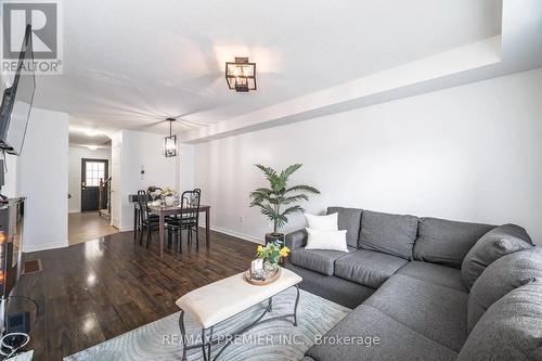 20 - 8 Bradley Avenue N, Hamilton (Binbrook), ON - Indoor Photo Showing Living Room