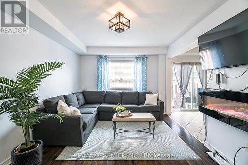 20 - 8 Bradley Avenue N, Hamilton (Binbrook), ON - Indoor Photo Showing Living Room