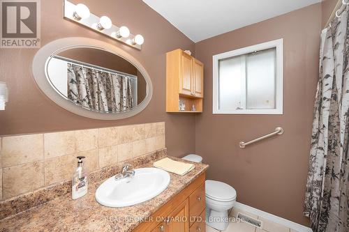 15 Ilford Court, Hamilton (Kentley), ON - Indoor Photo Showing Bathroom