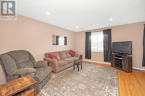 15 Ilford Court, Hamilton (Kentley), ON - Indoor Photo Showing Living Room