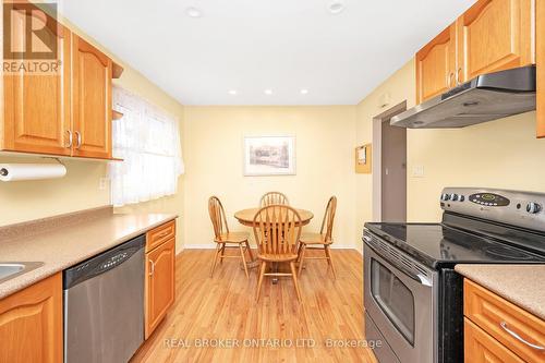 15 Ilford Court, Hamilton (Kentley), ON - Indoor Photo Showing Kitchen