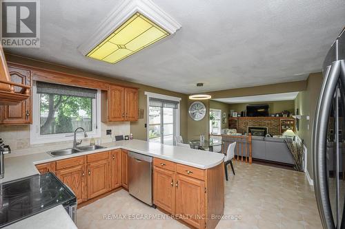 7102 Burbank Crescent, Niagara Falls, ON - Indoor Photo Showing Kitchen With Double Sink