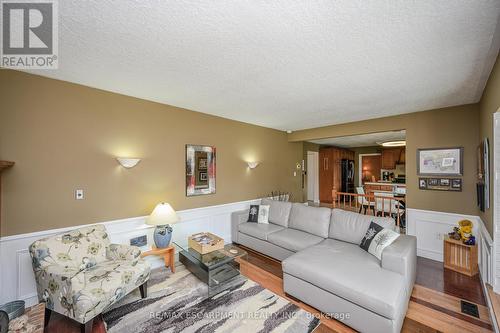 7102 Burbank Crescent, Niagara Falls, ON - Indoor Photo Showing Living Room