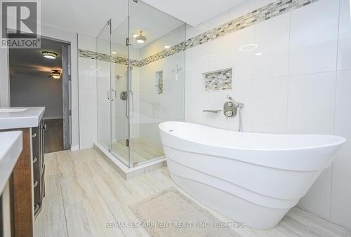 7102 Burbank Crescent, Niagara Falls, ON - Indoor Photo Showing Bathroom