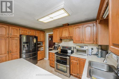 7102 Burbank Crescent, Niagara Falls, ON - Indoor Photo Showing Kitchen With Double Sink