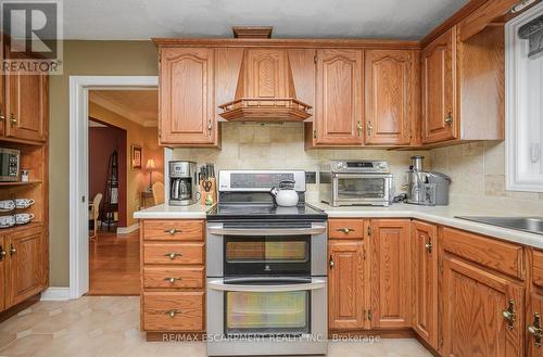 7102 Burbank Crescent, Niagara Falls, ON - Indoor Photo Showing Kitchen