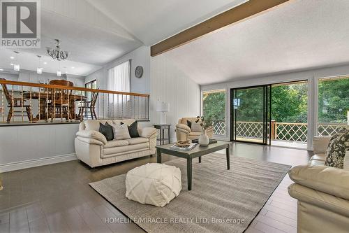 18 Grandy Road, Kawartha Lakes, ON - Indoor Photo Showing Living Room