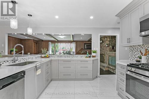 18 Grandy Road, Kawartha Lakes, ON - Indoor Photo Showing Kitchen With Upgraded Kitchen