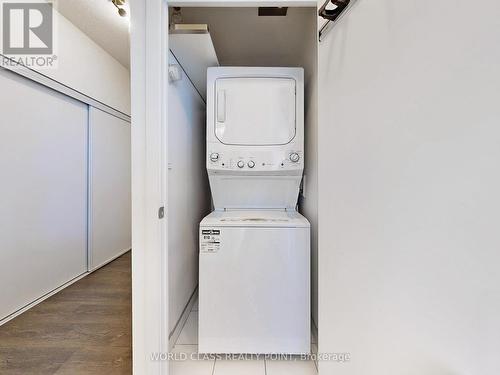 2512 - 70 Forest Manor Road, Toronto (Henry Farm), ON - Indoor Photo Showing Laundry Room