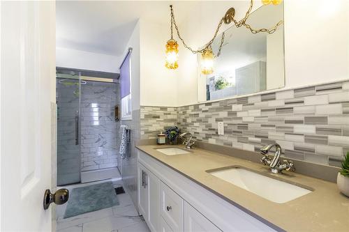 404 Queenston Road, Hamilton, ON - Indoor Photo Showing Bathroom