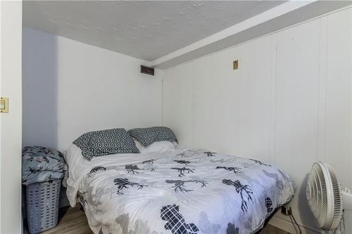 404 Queenston Road, Hamilton, ON - Indoor Photo Showing Bedroom