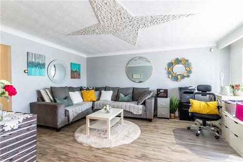 404 Queenston Road, Hamilton, ON - Indoor Photo Showing Living Room