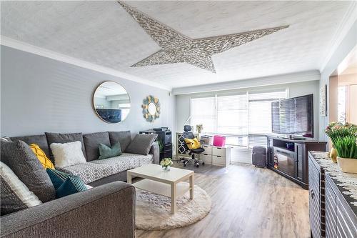 404 Queenston Road, Hamilton, ON - Indoor Photo Showing Living Room